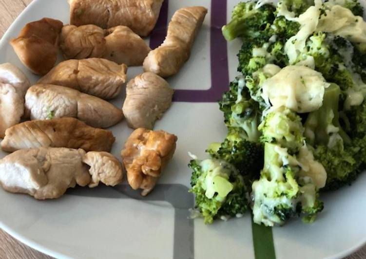 Pechuga de pavo con soja y brócoli con queso fundido