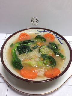 Una foto de Sopa de Quinua con Vegetales!!