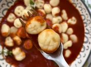 Una foto de ñoquis, huevo, queso rallado