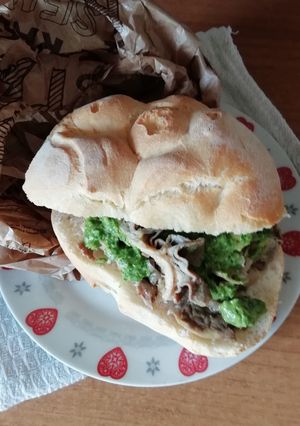 A picture of Lampredotto with Salsa Verde.