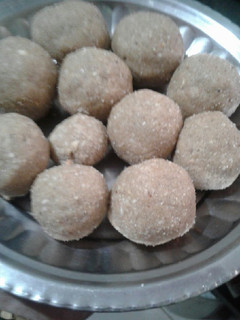 पौस्टिक लाडू (ladoo recipe in marathi) रेसिपी चे मुख्य फोटो