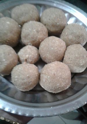 पौस्टिक लाडू (ladoo recipe in marathi) रेसिपी चे मुख्य फोटो 