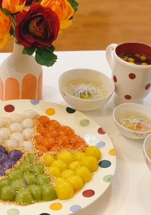 A picture of Bánh Trôi and Bánh Chay (Vietnamese Sweet Rice Balls).