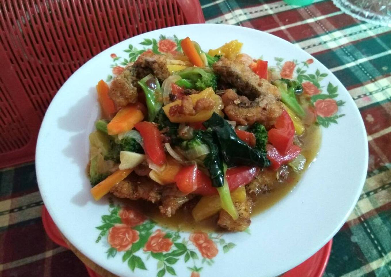 Nila goreng dengan sayuran asam manis