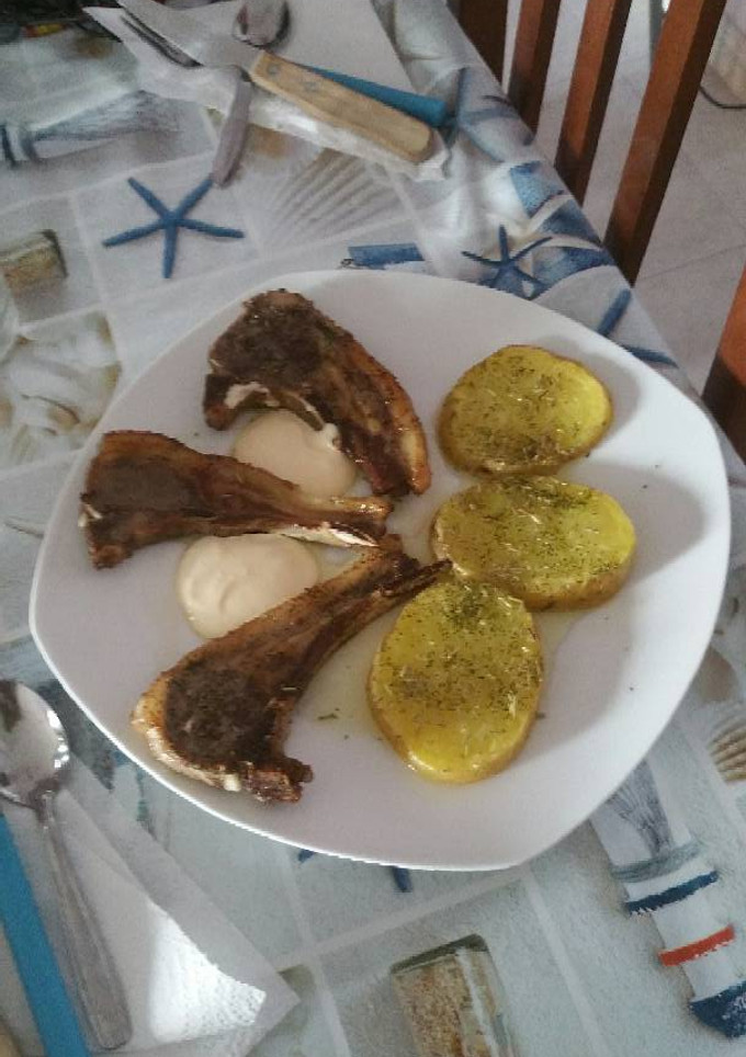 Una foto de Costillas de cordero maceradas y patatas al micro con poco de alioli