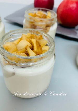 Une photo de Panna cotta aux pommes caramélisées