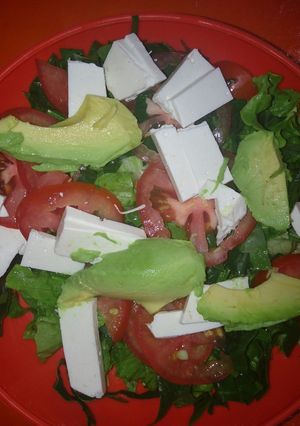 Una foto de Ensalada de verduras a la analetxy