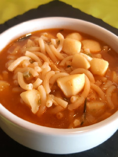 Una foto de Guiso de chocos con fideos