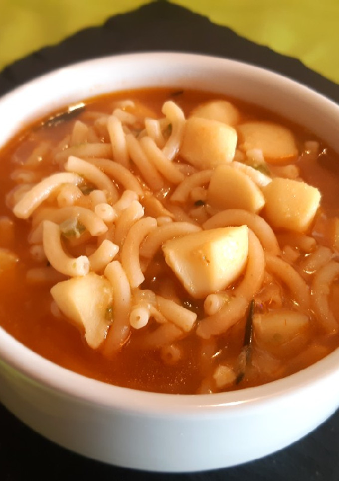 Una foto de Guiso de chocos con fideos