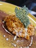 Risotto mantecato ai pepi rossi,Gambero rosa,colatura di pecorino s.stag.su una superficie di cacao