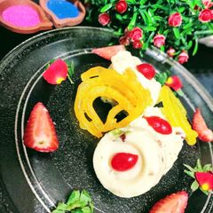 A picture of Thandai kulfi with jalebi.