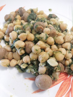 Una foto de 355. Garbanzos con champiñones y espinacas