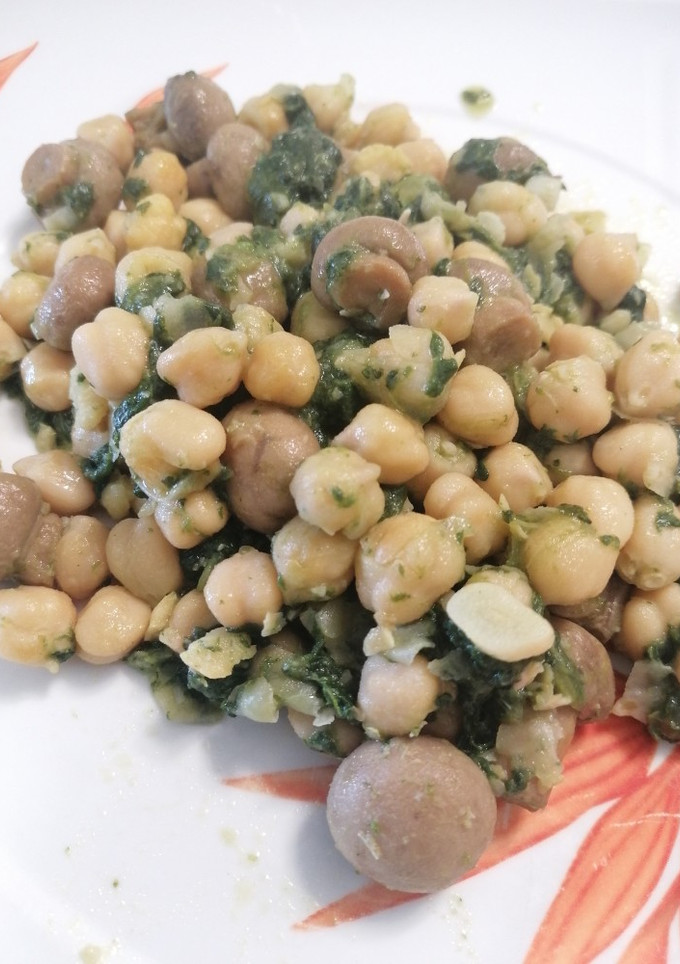 Una foto de 355. Garbanzos con champiñones y espinacas