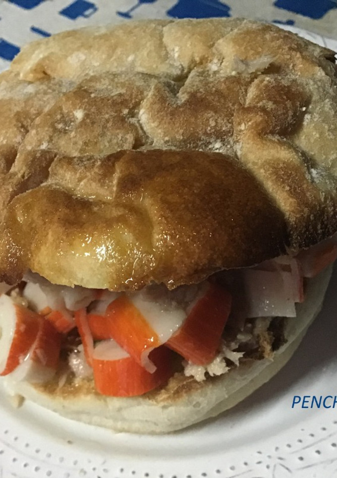 Una foto de Bocata de pan de cristal con ensalada de marisco al aceite de trufa blanca