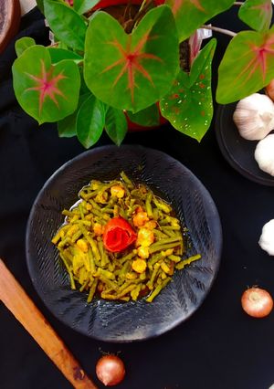 কচুর লতি রেসিপির প্রধান ছবি