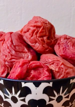 Hình của món 🌱 Mơ Muối Lá Tía Tô (Umeboshi Hồng).