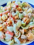 Ensalada de margaritas con palitos de cangrejo, atún y huevo