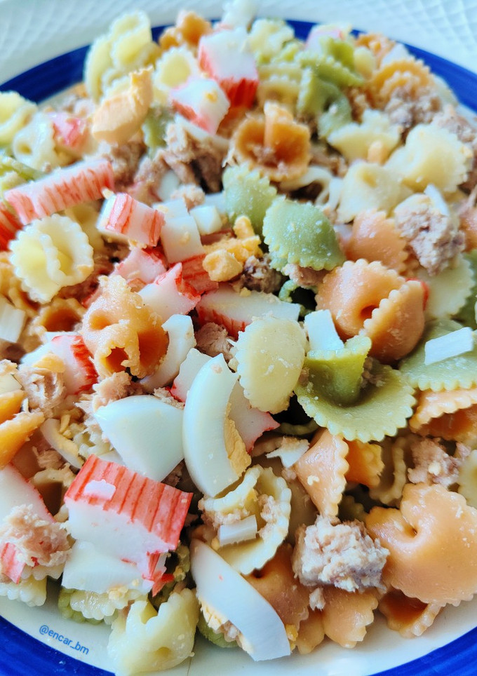Una foto de Ensalada de margaritas con palitos de cangrejo, atún y huevo
