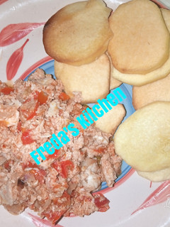 A picture of Fried yam with egg sauce.