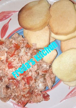 A picture of Fried yam with egg sauce.