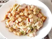 Una foto de cóctel de marisco con surimi