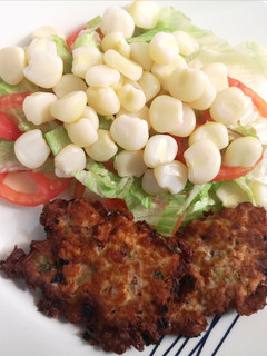 Una foto de Torrejas de atún con ensalada