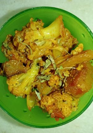 गोभी आलू (Gobhi aloo recipe in hindi) रेसिपी मुख्य फोटो