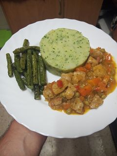 Una foto de Estofado de cerdo a la jardinera con puré de papas y judías verdes salteadas