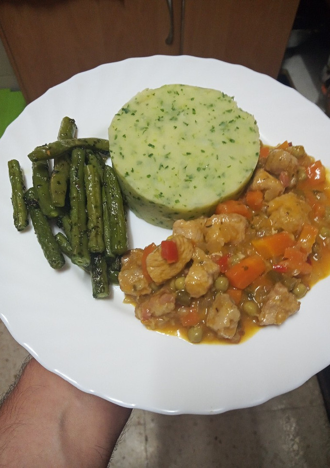 Una foto de Estofado de cerdo a la jardinera con puré de papas y judías verdes salteadas