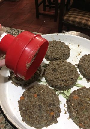 Una foto de Hamburguesas de lenteja (sin huevo) 🍔♥️