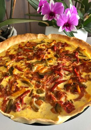 Une photo de Tarte thon / poivrons / oignon rouge