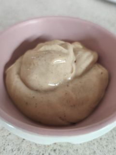 Una foto de Mayonesa de ajo negro