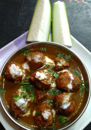 लौकी कोफ्ता करी (lauki kofta curry recipe in marathi) रेसिपी चे मुख्य फोटो 