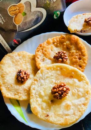 ওয়ালনাট স্টাফড পুরি(walnut stuffed puri recipe in bengali) রেসিপির প্রধান ছবি