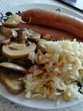 Salchichas al vino con salteado de champiñones y arroz a la cuba
