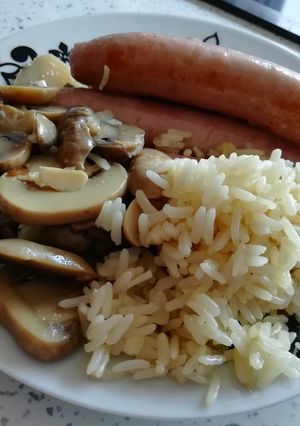 Foto principal de Salchichas al vino con salteado de champiñones y arroz a la cuba