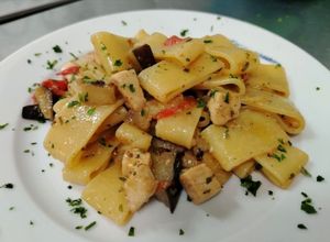 Foto di Calamarata con Salmone, Pomodori e Melanzane