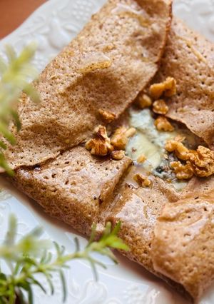 Une photo de 💚 Galette bretonne au sarrasin garnie de fromage de chèvre, noix et miel (plat végétarien)