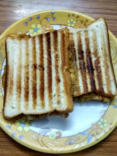 ராஜ்மா சீஸ் சான்ட்வெஜ் (Rajma Cheese Sandwich recipe in Tamil) செய்முறை முக்கிய புகைப்படம்