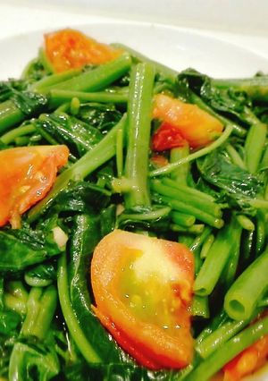 Foto resep Kangkung tumis tomat + tips kangkung tampil segar