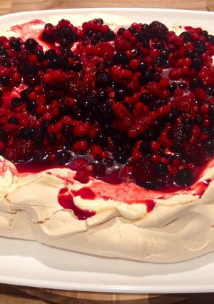 A picture of Winterberry Pavlova.