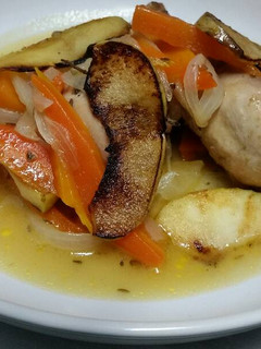 Una foto de Pollo con verduras y manzanas asadas (101)
