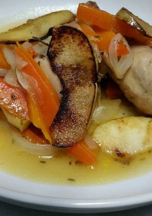 Una foto de Pollo con verduras y manzanas asadas (101)