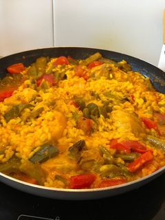 Una foto de Paella de pollo/conejo para dos