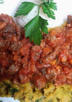 Una foto de Alverjitas partidas con salsa bolognesa.🇵🇪