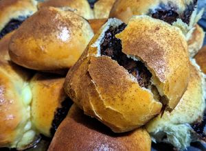Una foto de PAN De Leche, de Nutella y Uvas Pasas🍇...!