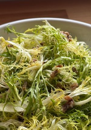 Hình của món Salad Friseline Trộn Cá Cơm Muối.