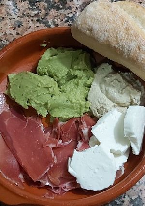 Una foto de Combinación de jamón ibérico y compañía