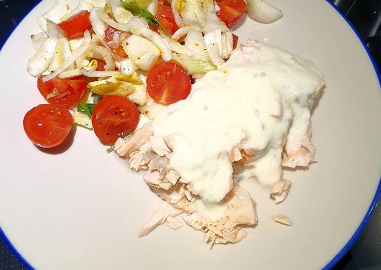 Salmón en vaporera de bambú con salsa light de queso azul