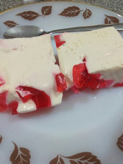 Una foto de Gelatina de fresas con queso crema